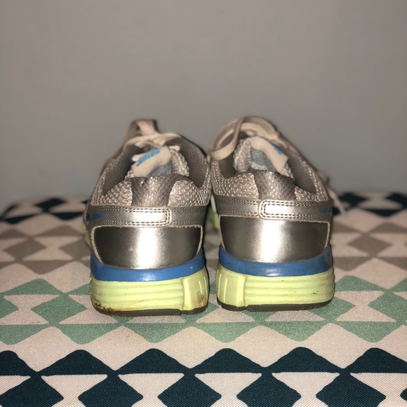 NIKE WOMENS TENNIS SHOES - Picture 2 of 4